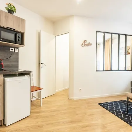 And Warm Flat For Four Or Six People In Center